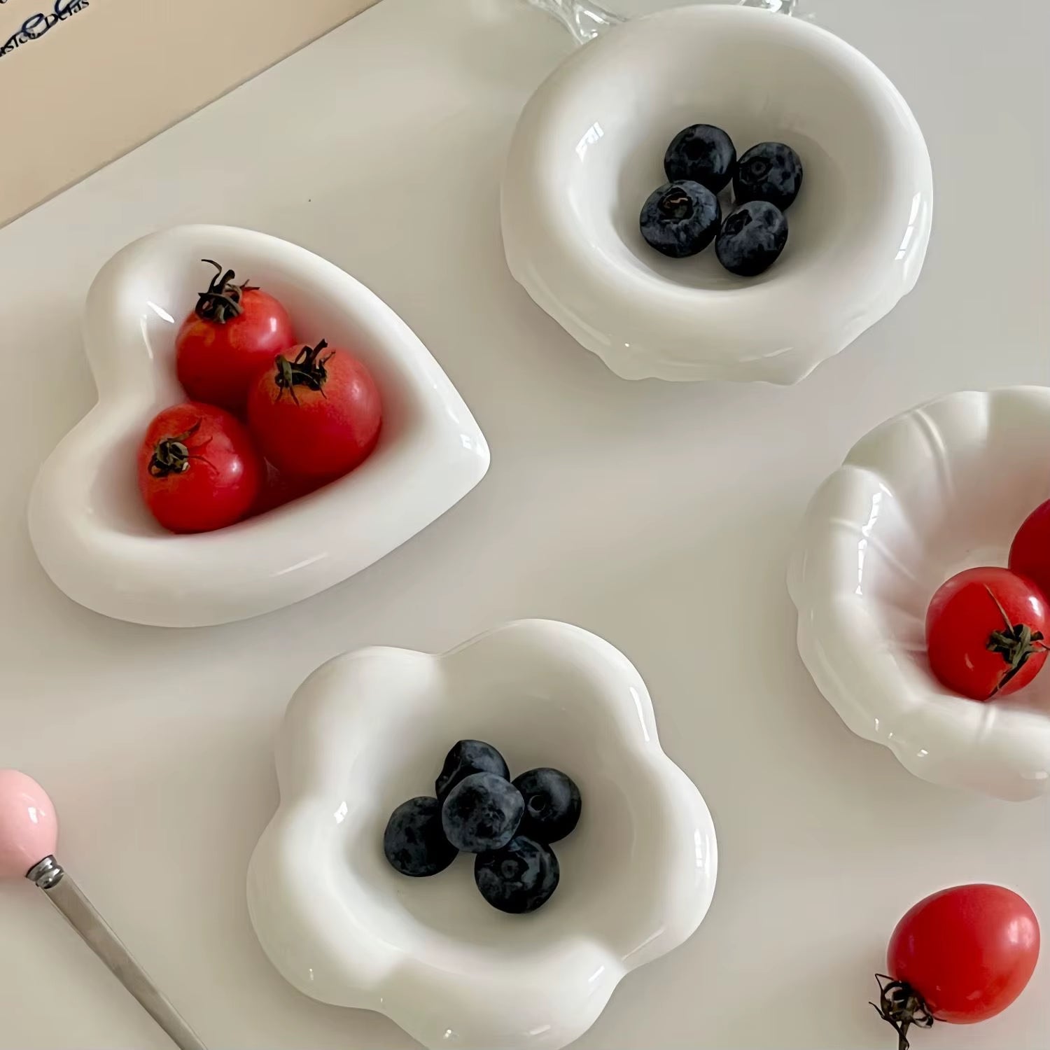 Nordic Flavor Ceramic Small Dish, Cute Small Dish with Heart Shaped Flowers for Home Use Snack Dip Seasoning Small Dish