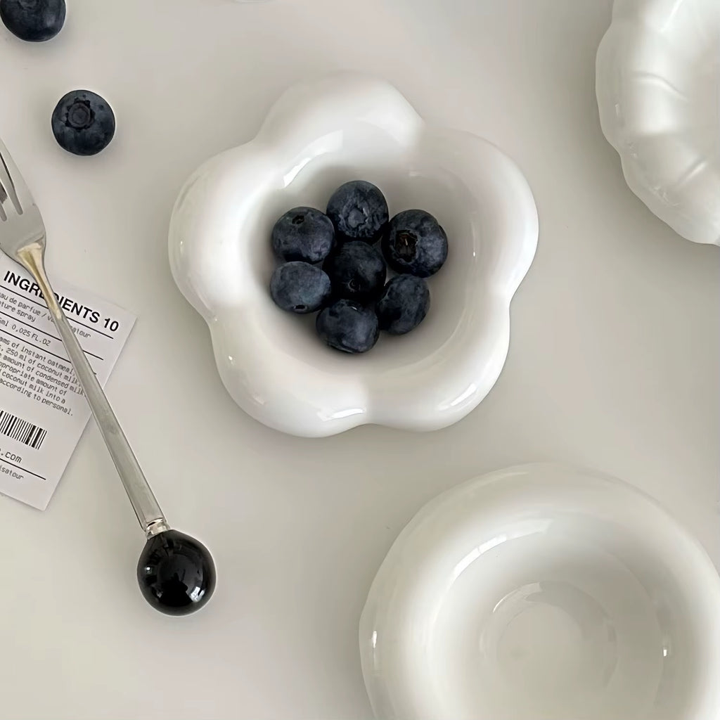 Nordic Flavor Ceramic Small Dish, Cute Small Dish with Heart Shaped Flowers for Home Use Snack Dip Seasoning Small Dish